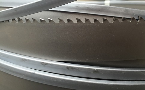 甘南为何在切割硬度高的钛合金材料时需要将带锯条切削液的浓度加高？